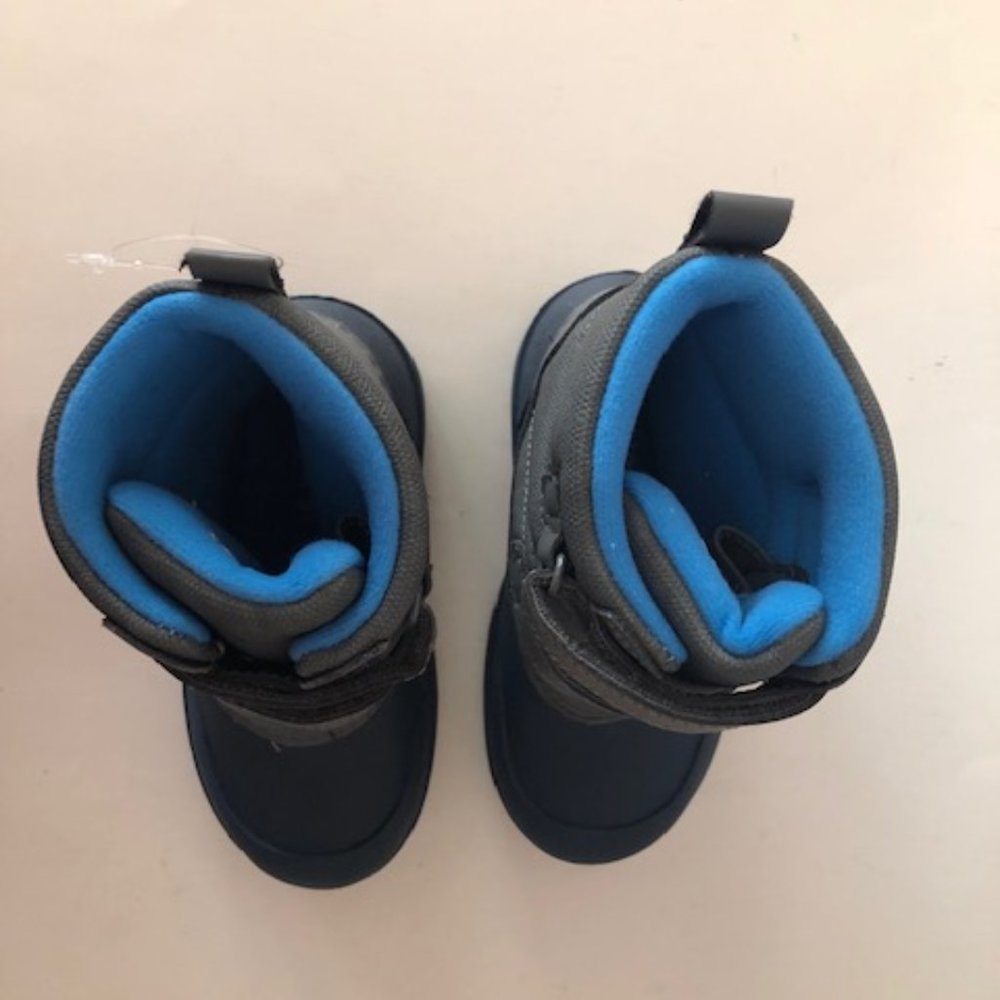 CARTERS Deltha Lug Sole Boot. Waterproof snow boot for boy or girl. Size: 7, 9 - Picture 5 of 11